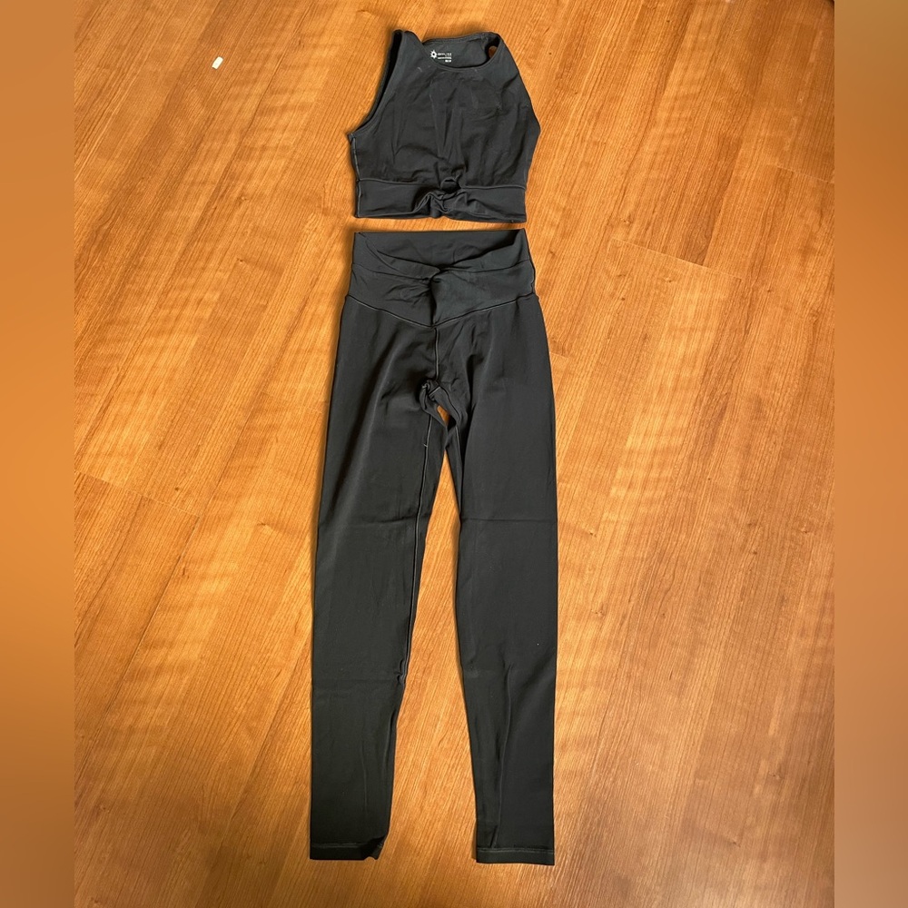 Sports bra and leggings workout set